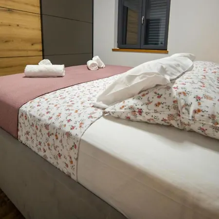 Lux Vintage House Bella